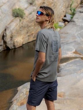 Fundango Montes Graphic-T férfi rövid ujjú póló oliva színben 1