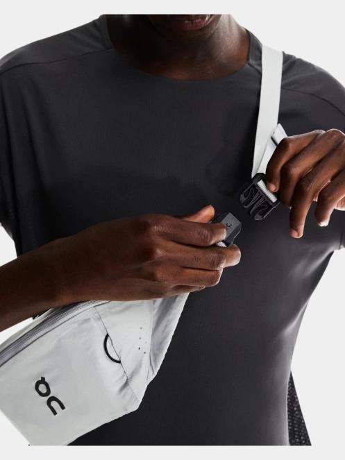 ON Waist Pack 2L Lite övtáska fehér színben 6