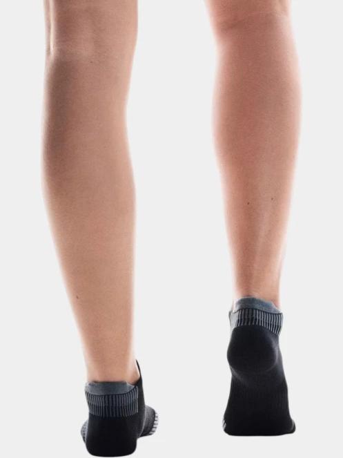 ON Performance Run Sock Low sportzokni fekete színben 4