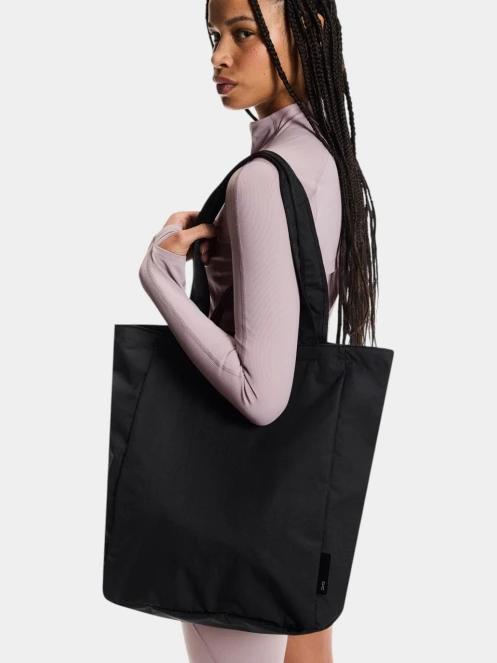 ON Tote Pack 25L válltáska fekete színben 3