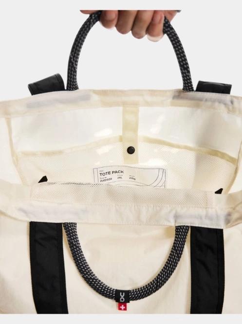ON Tote Pack 25L válltáska homok színben 8