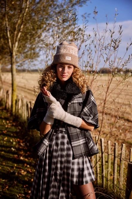 Barts Negomba Beanie női kötött sapka barna színben 5