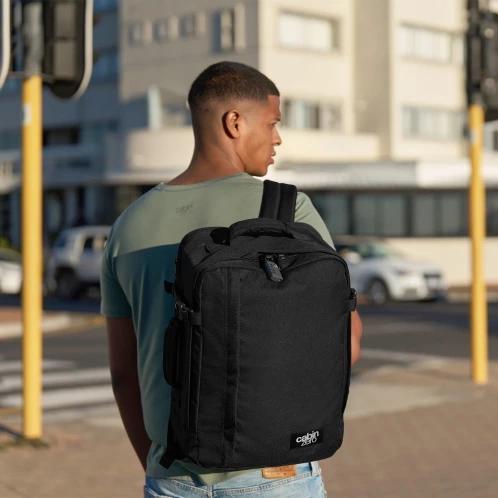 Cabin Zero CLASSIC TECH 36L hátizsák fekete színben 11