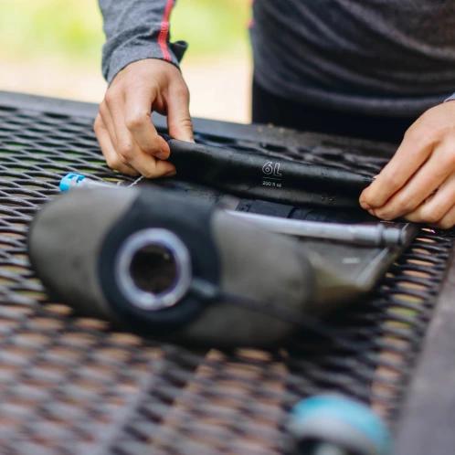 HYDRAPAK Seeker 6L ivótasak szürke színben 6