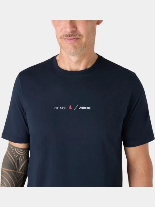 Musto M Marine Graphic SS férfi rövid ujjú póló sötétkék színben 4