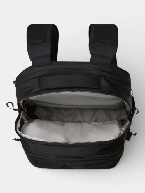 The North Face Surge hátizsák fekete színben 4